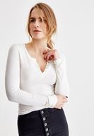 Bayan Krem V Yaka Önü Düğmeli Tişört