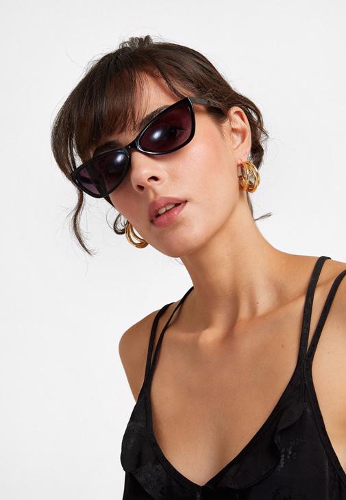 Pilili Pantolon ve Fırfırlı Atlet Kombini