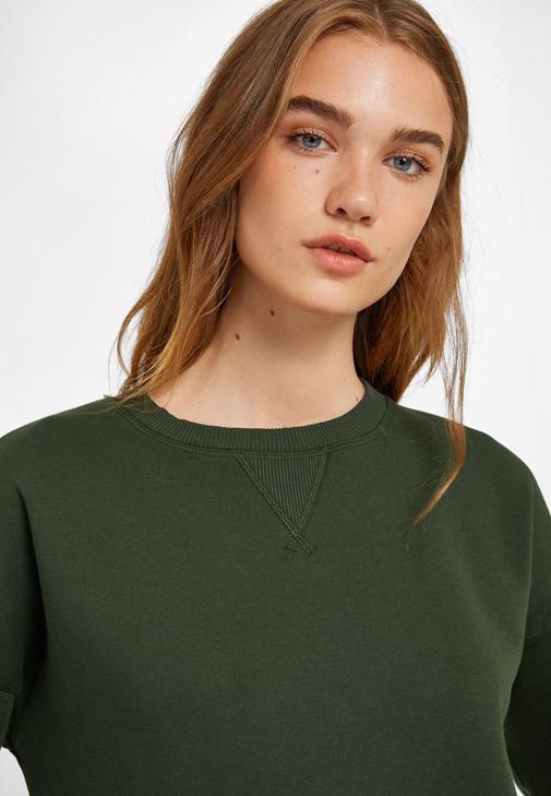 Uzun Kollu Sweatshirt ve Yüksek Bel Parlak Tayt Kombini