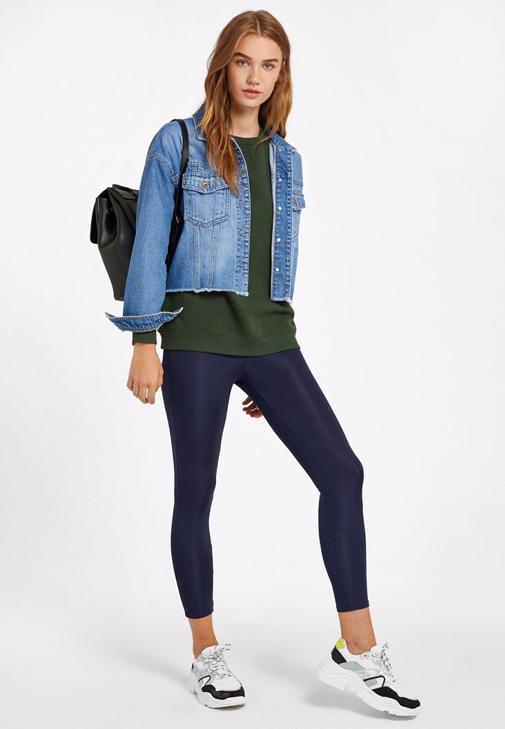 Uzun Kollu Sweatshirt ve Yüksek Bel Parlak Tayt Kombini