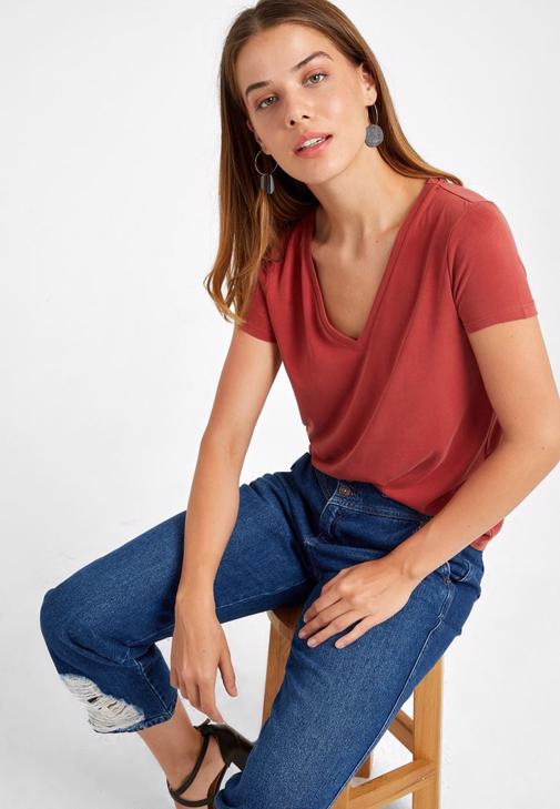 Yumuşak Tuşeli Tişört ve Mom Jean Kombini