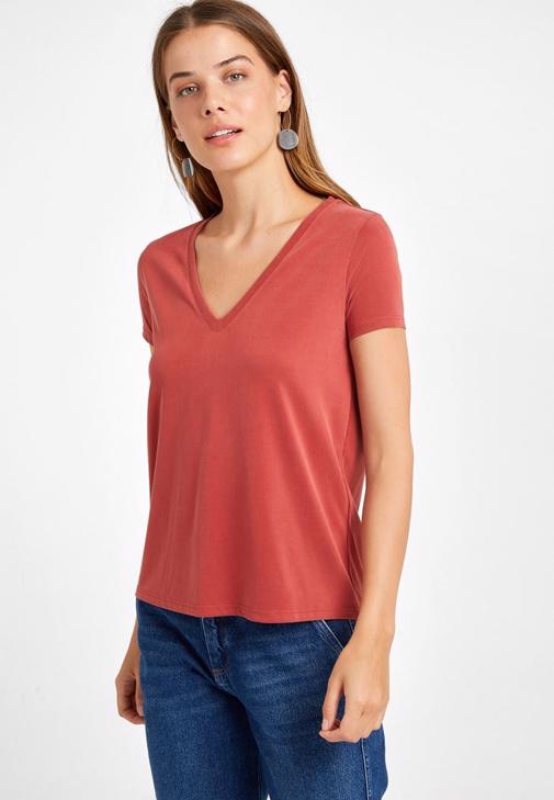 Yumuşak Tuşeli Tişört ve Mom Jean Kombini