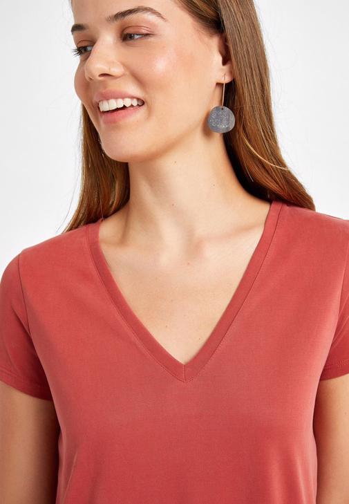 Yumuşak Tuşeli Tişört ve Mom Jean Kombini