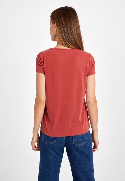 Yumuşak Tuşeli Tişört ve Mom Jean Kombini