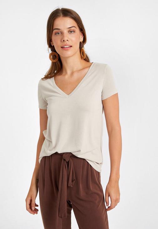 V Yaka Tişört ve Yumuşak Dokulu Pantolon