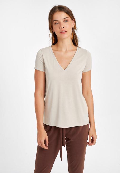 V Yaka Tişört ve Yumuşak Dokulu Pantolon