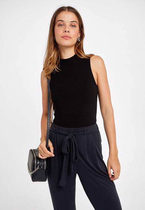 Balıkçı Yaka Atlet ve Yumuşak Dokulu Orta Bel Pantolon Kombini