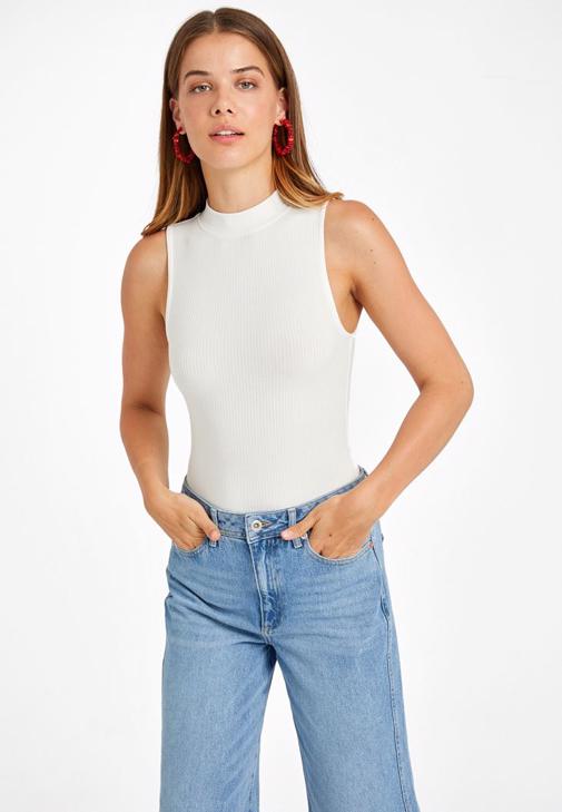 Skinny Pantolon ve Balıkçı Yaka Atlet Kombini