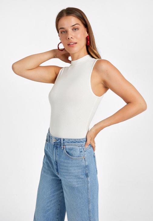 Skinny Pantolon ve Balıkçı Yaka Atlet Kombini