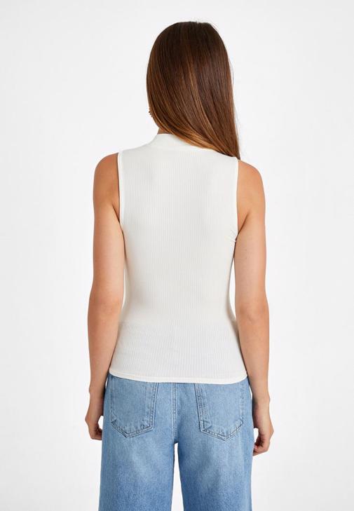 Skinny Pantolon ve Balıkçı Yaka Atlet Kombini
