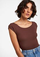 Bayan Kahverengi Kayık Yaka Kısa Kollu Tişört