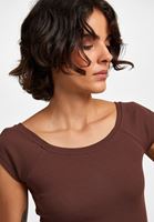 Bayan Kahverengi Kayık Yaka Kısa Kollu Tişört
