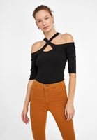 Bayan Siyah Kesik Yaka Detaylı Tişört