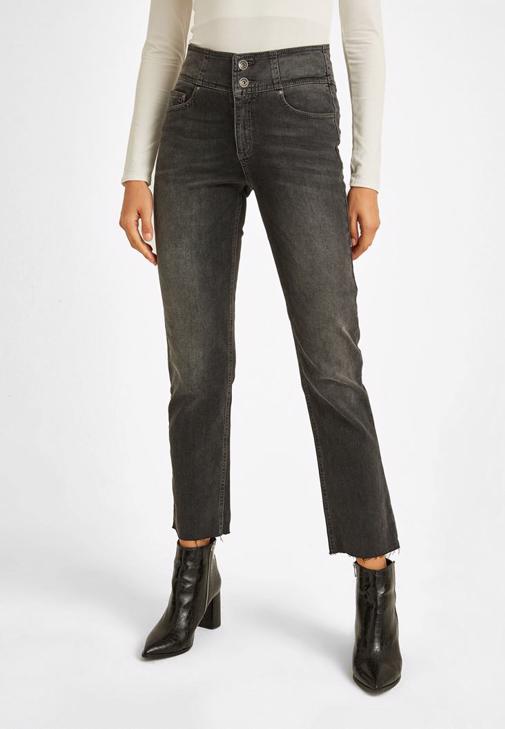 Parlak Deri Ceket ve Yüksek Bel Kot Pantolon Kombini