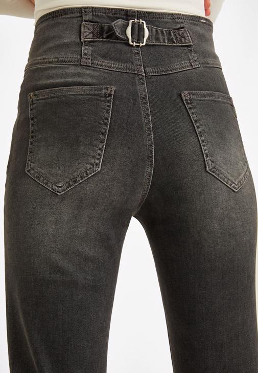 Parlak Deri Ceket ve Yüksek Bel Kot Pantolon Kombini