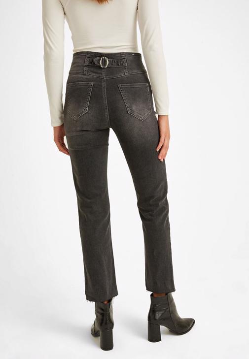 Parlak Deri Ceket ve Yüksek Bel Kot Pantolon Kombini