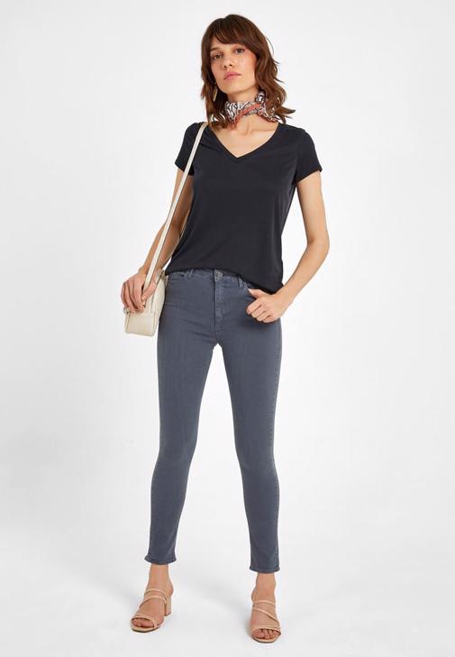 Yüksek Bel Pantolon ve Dokulu Tişört Kombini