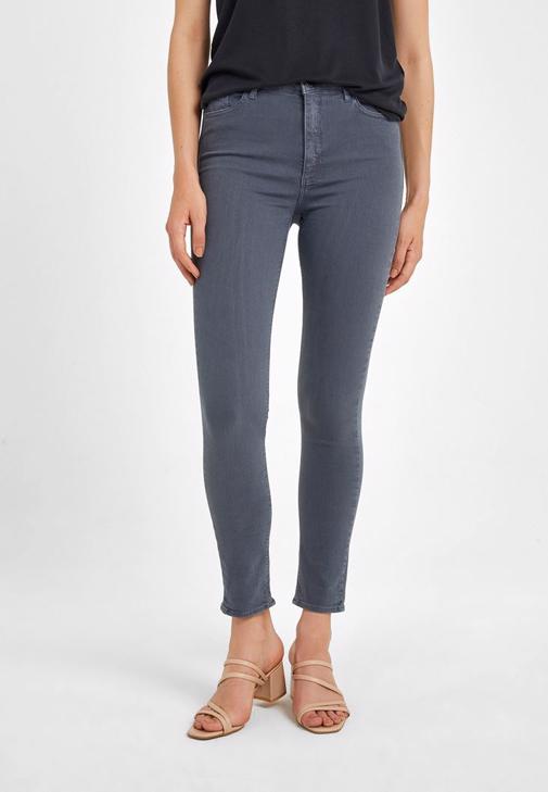 Yüksek Bel Pantolon ve Dokulu Tişört Kombini