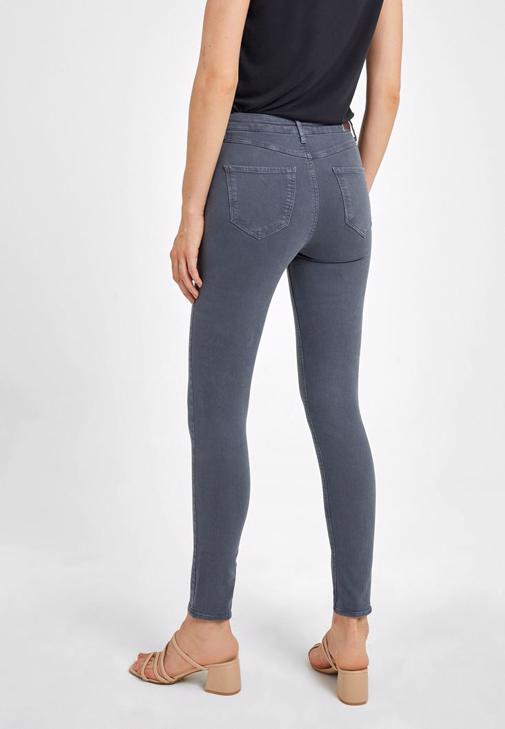 Yüksek Bel Pantolon ve Dokulu Tişört Kombini