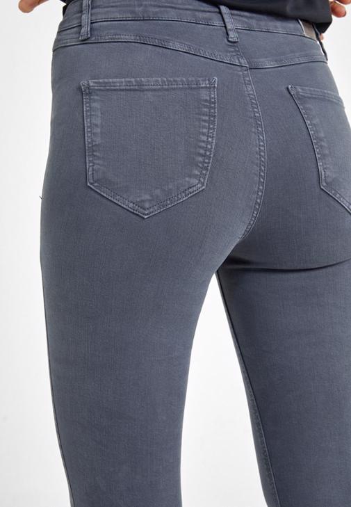 Yüksek Bel Pantolon ve Dokulu Tişört Kombini