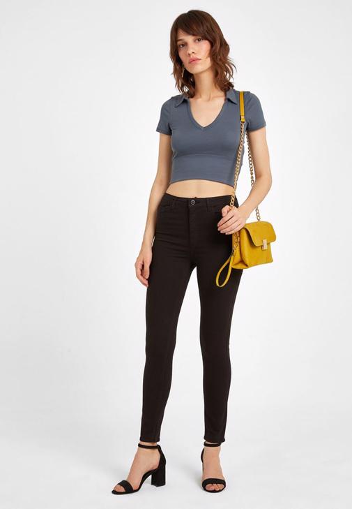 Yüksek Bel Pantolon ve V Yaka Kısa Tişört Kombini