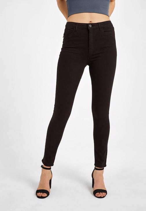 Yüksek Bel Pantolon ve V Yaka Kısa Tişört Kombini