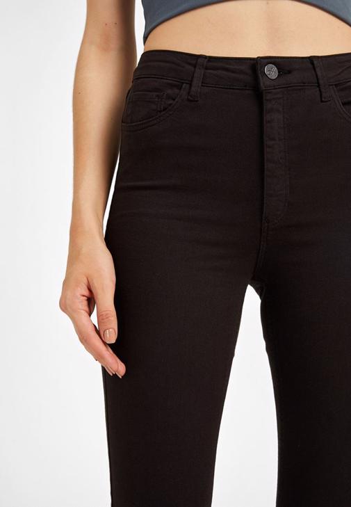 Yüksek Bel Pantolon ve V Yaka Kısa Tişört Kombini