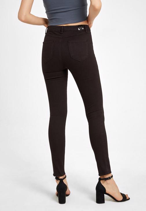 Yüksek Bel Pantolon ve V Yaka Kısa Tişört Kombini