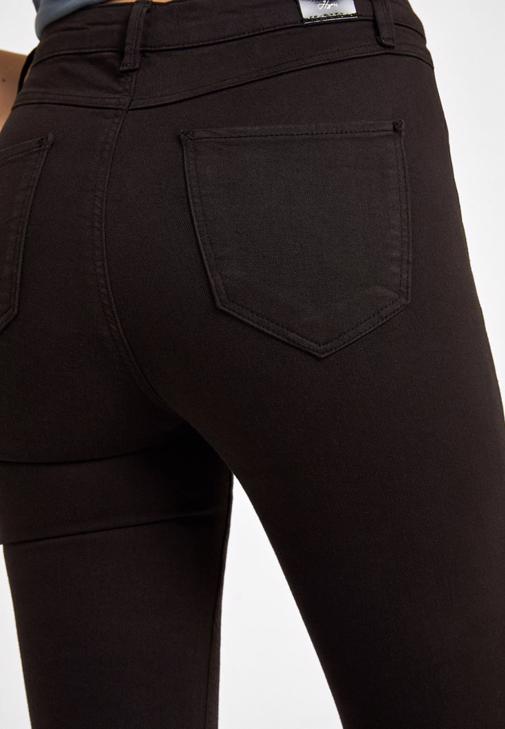 Yüksek Bel Pantolon ve V Yaka Kısa Tişört Kombini