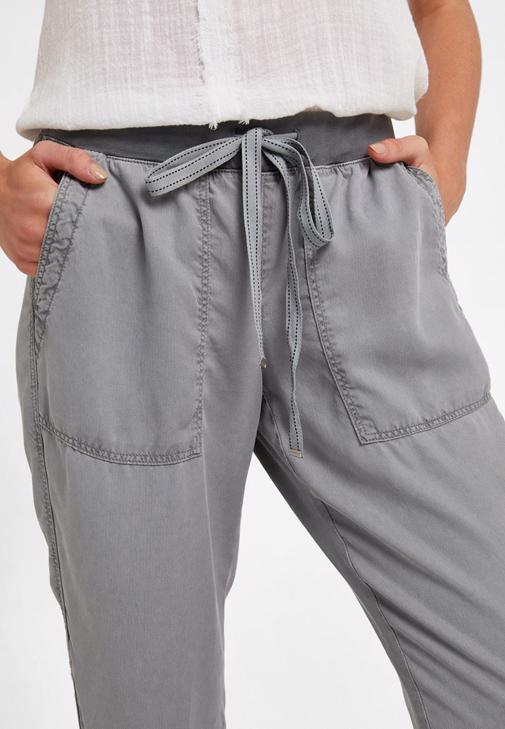 Fermuarlı Asimetrik Hırka ve Jogger Pantolon Kombini