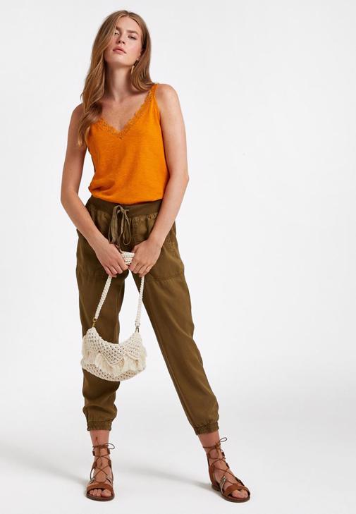 Jogger Pantolon ve V Yaka Dantelli Atlet