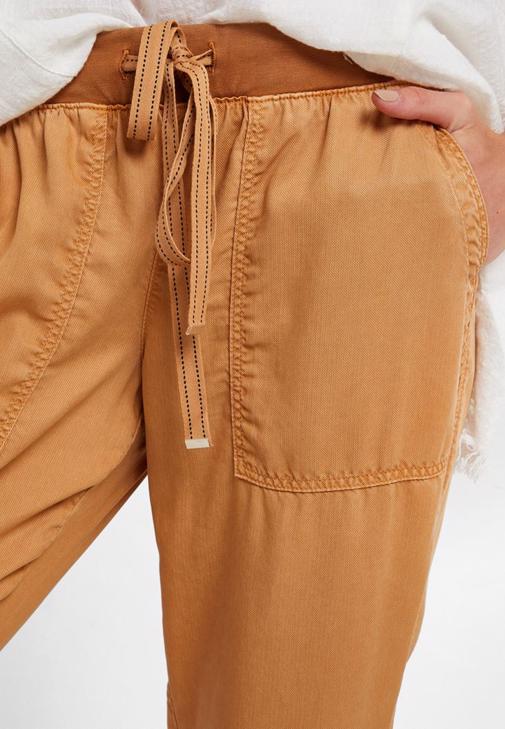 Dantelli Atlet ve Jogger Pantolon Kombini