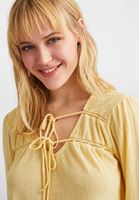 Bayan Sarı Bağlama ve Dantel Detaylı Bluz