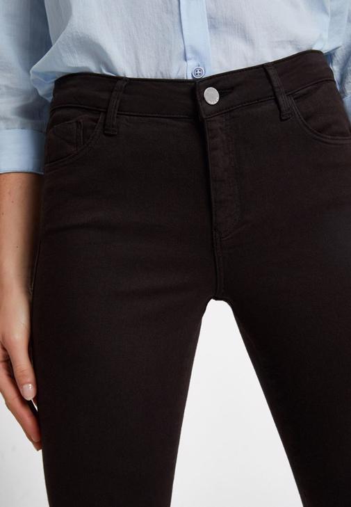 V-Neck Tişört Ve Orta Bel Pantolon Kombini