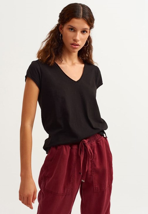 Siyah Pamuklu V Yaka Tişört