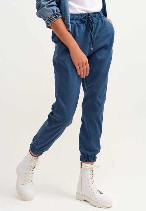 Casual Jogger Pantolon ve Denim Crop Ceket Kombini