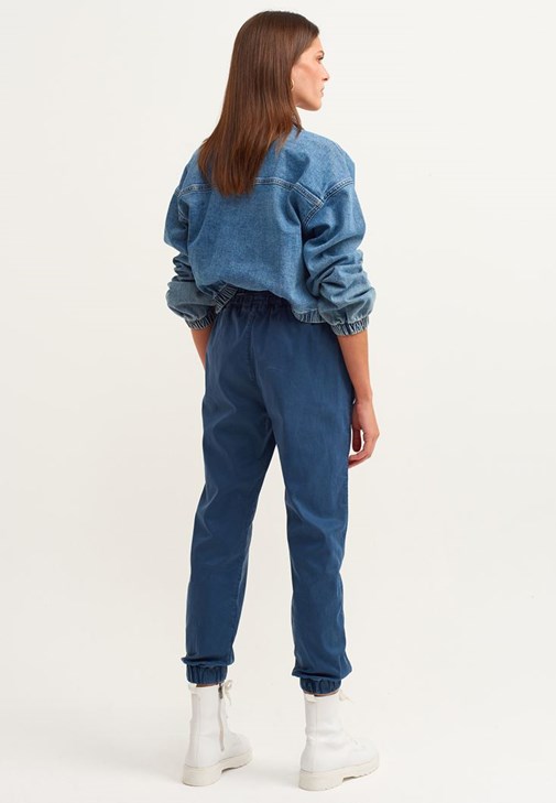 Casual Jogger Pantolon ve Denim Crop Ceket Kombini