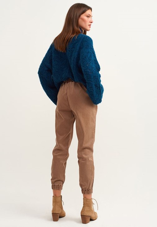 Casual Jogger Pantolon ve Bohem Ajurlu Triko Kombini