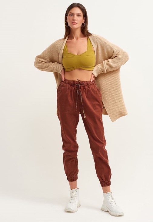 Nature Friendly Jogger Pantolon ve Kemerli Örgü Hırka Kombini