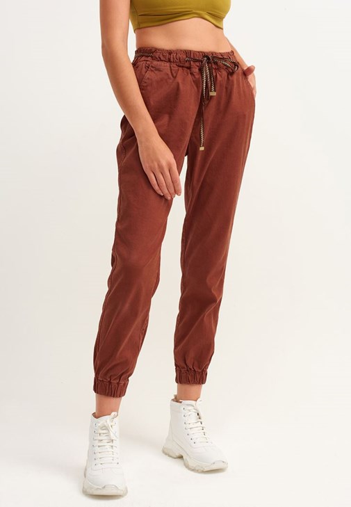 Nature Friendly Jogger Pantolon ve Kemerli Örgü Hırka Kombini