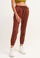 Nature Friendly Jogger Pantolon ve Kemerli Örgü Hırka Kombini