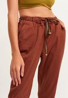 Nature Friendly Jogger Pantolon ve Kemerli Örgü Hırka Kombini