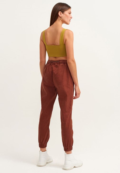 Nature Friendly Jogger Pantolon ve Kemerli Örgü Hırka Kombini