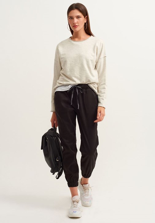 Casual Jogger Pantolon ve Boat-Neck Sweatshirt Kombini