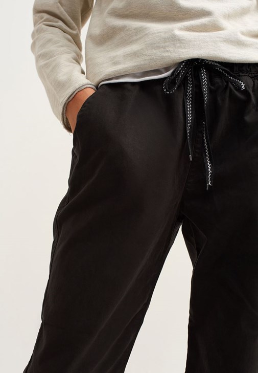 Casual Jogger Pantolon ve Boat-Neck Sweatshirt Kombini