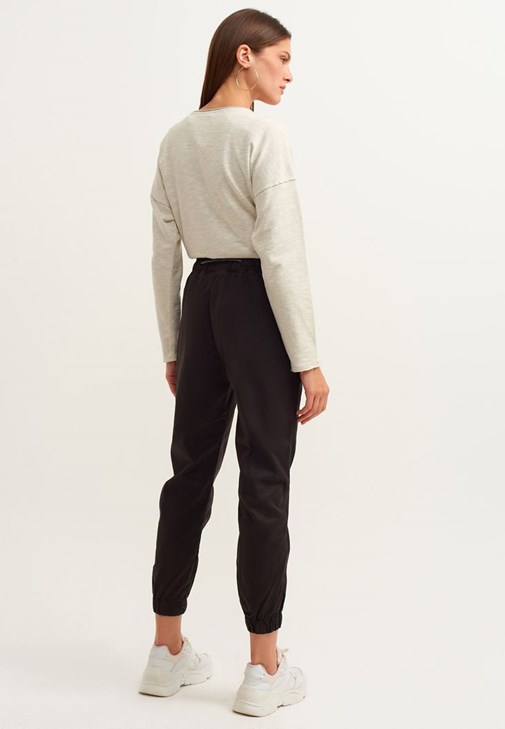 Casual Jogger Pantolon ve Boat-Neck Sweatshirt Kombini