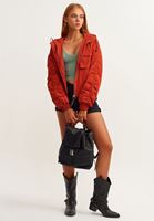 Bayan Kırmızı Kapüşonlu Yağmurluk