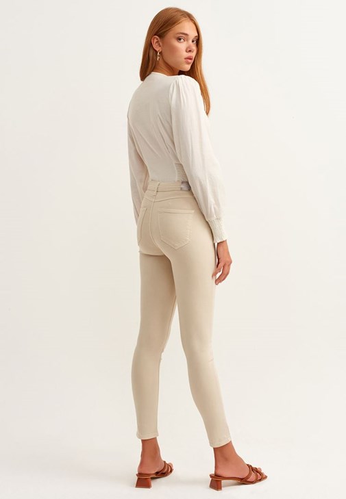 Romantik Gipeli Bluz ve Toparlayıcı Skinny Pantolon Kombini