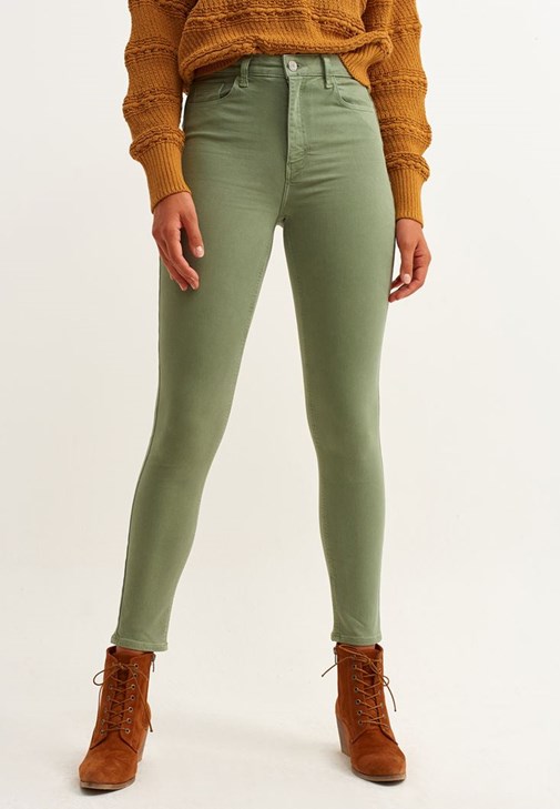 V Yaka Tank Top ve Toparlayıcı Skinny Pantolon Kombini