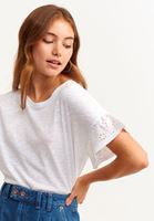 Bayan Beyaz Nakış Detaylı Romantik Tişört ( MODAL )